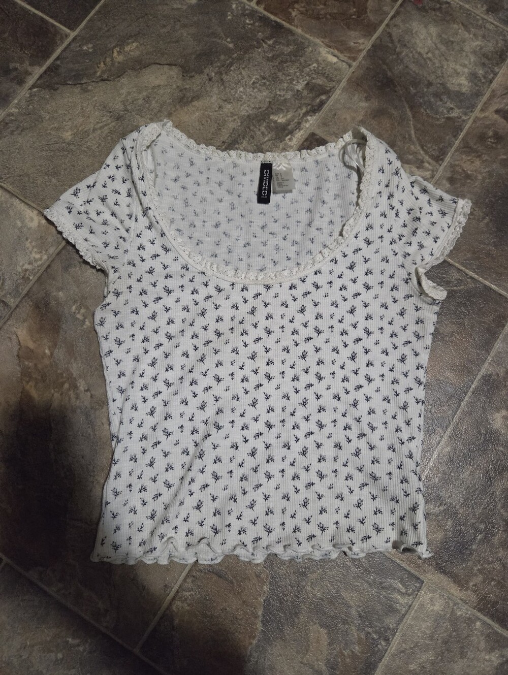H&M White Ribbed Scoop Neck Crop Top with Navy Floral Print